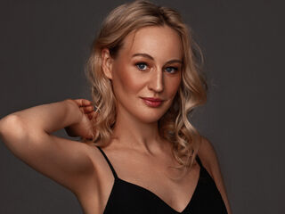 live webcam model AbeyAmaze
