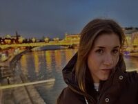 camgirl playing with dildo CaylinGarczynski