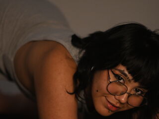 girl showing tits NoemieBlanche