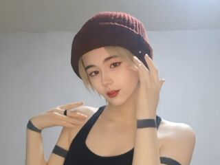 camgirl playing with sextoy RoxannCobio